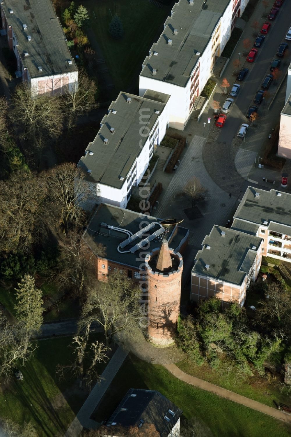 Bernau from the bird's eye view: Tower building on Gruenstrasse the rest of the former historic city walls in Bernau bei Berlin in the state Brandenburg