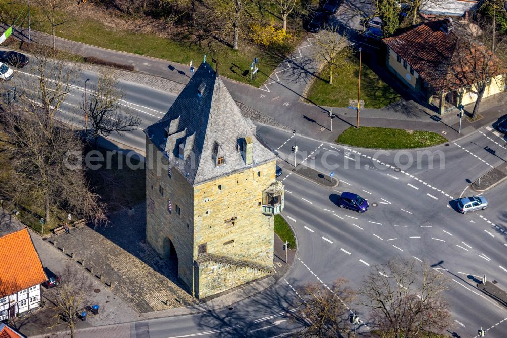 Soest from the bird's eye view: Tower building Osthofentormuseum - the rest of the former historic city walls on street Osthofenstrasse in Soest in the state North Rhine-Westphalia, Germany