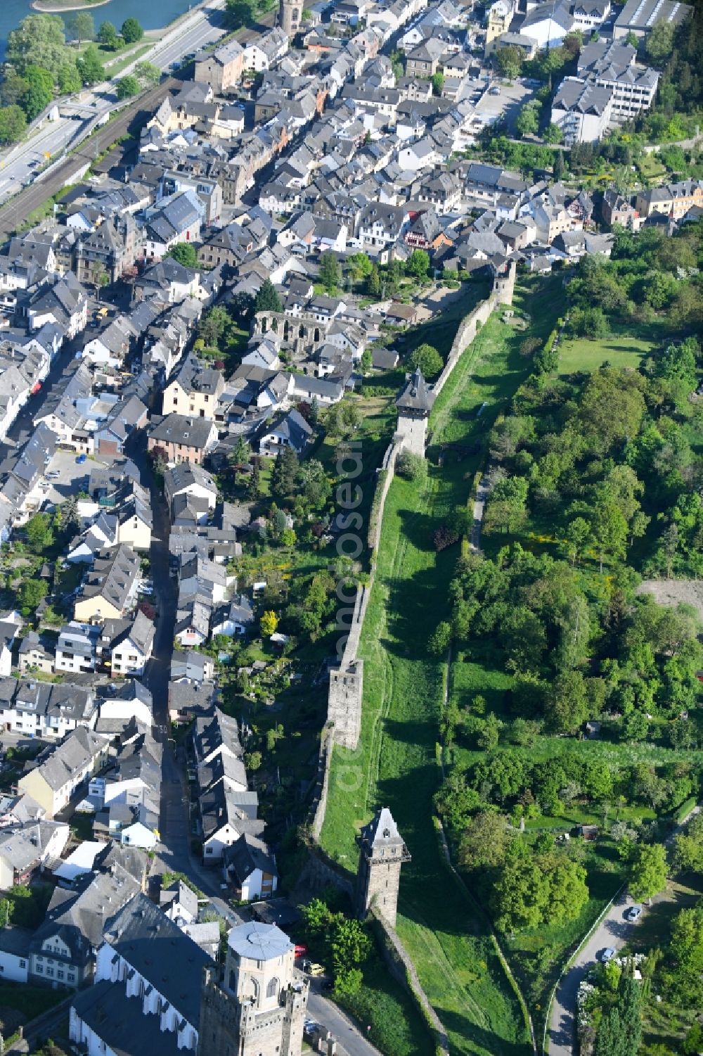 Oberwesel from the bird's eye view: Tower building rest of the former historic city walls in Oberwesel in the state Rhineland-Palatinate, Germany