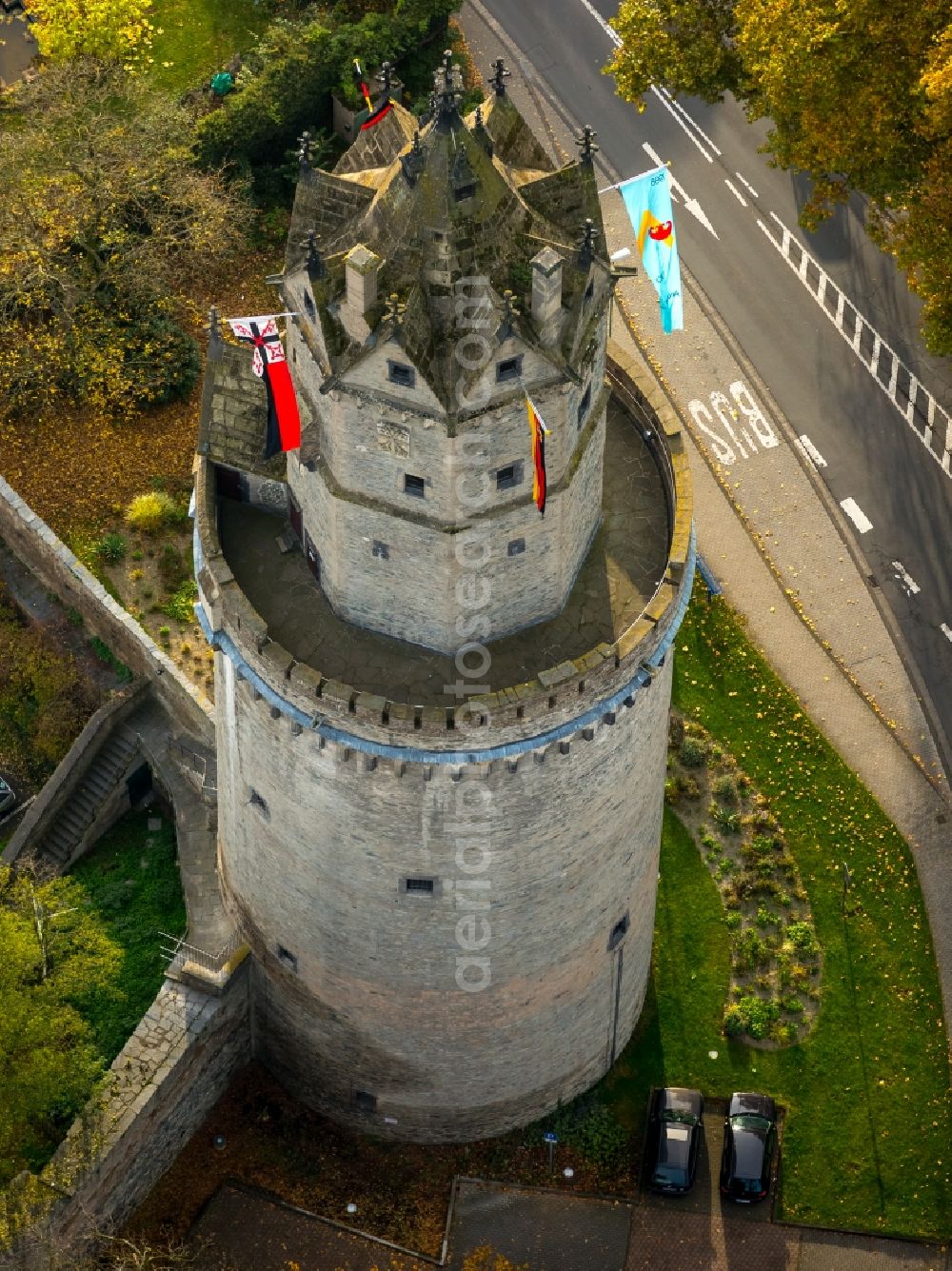 Andernach from the bird's eye view: Tower building Runder Turm the rest of the former historic city walls in Andernach in the state Rhineland-Palatinate