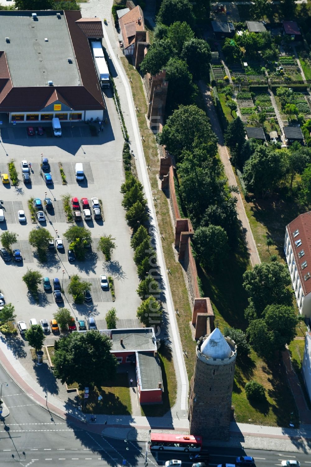 Aerial photograph Prenzlau - Tower building Stettiner Tor on Stettiner Strasse the rest of the former historic city walls in Prenzlau in the state Brandenburg, Germany