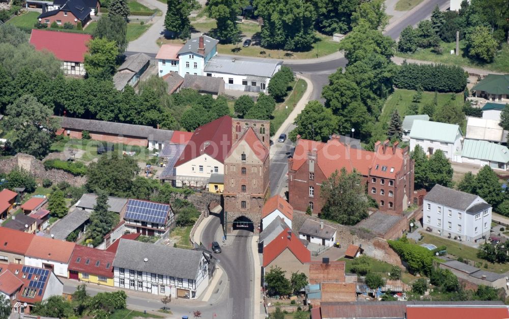 Aerial photograph Gartz (Oder) - Tower building Stettiner Tor the rest of the former historic city walls in Gartz (Oder) in the state Brandenburg, Germany