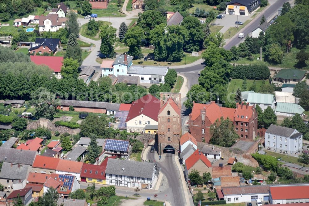 Gartz (Oder) from above - Tower building Stettiner Tor the rest of the former historic city walls in Gartz (Oder) in the state Brandenburg, Germany