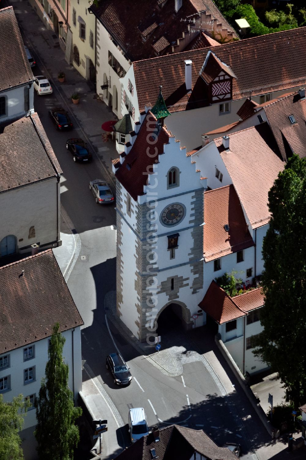 Aerial photograph Überlingen - Tower building - Tor Franziskanertor Ueberlingen on street Turmgasse in Ueberlingen at Bodensee in the state Baden-Wuerttemberg, Germany