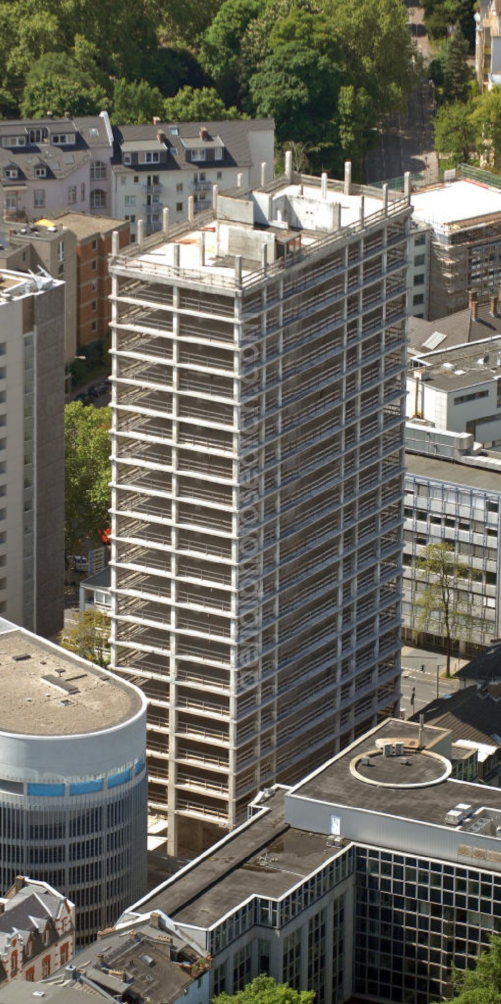 Aerial image Frankfurt am Main - Blick auf das entkernte Gebäude des ehemaligen Turm-Centers an der Eschersheimer Landstraße. Es befindet sich momentan im Besitz der LBBW Immobilien Gmbh. Die Zukunft des Gebäudes ist noch unklar. View of the gutted building of the former Turmcenter. It is currently owned by the LBBW Immobilien Gmbh. The future of the building is still unclear.