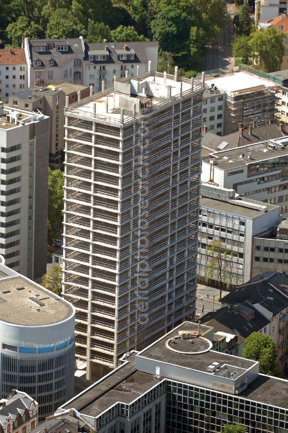 Aerial photograph Frankfurt am Main - Blick auf das entkernte Gebäude des ehemaligen Turm-Centers an der Eschersheimer Landstraße. Es befindet sich momentan im Besitz der LBBW Immobilien Gmbh. Die Zukunft des Gebäudes ist noch unklar. View of the gutted building of the former Turmcenter. It is currently owned by the LBBW Immobilien Gmbh. The future of the building is still unclear.