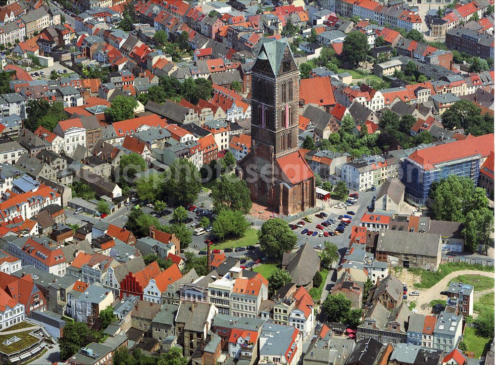 Aerial photograph Wismar - Blick auf die historische Altstadt mit dem fragmentarisch erhaltenen Turm der Marienkirche. View of the historic Old Town with the fragmentary tower of St Mary's.