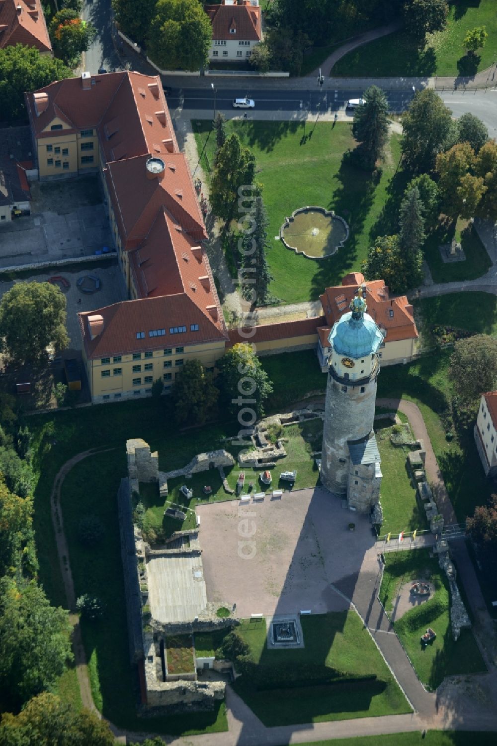 Aerial photograph Arnstadt - Tower and remains of the ruins of the palace grounds of the former castle Schlossruine Neideck in Arnstadt in the state Thuringia