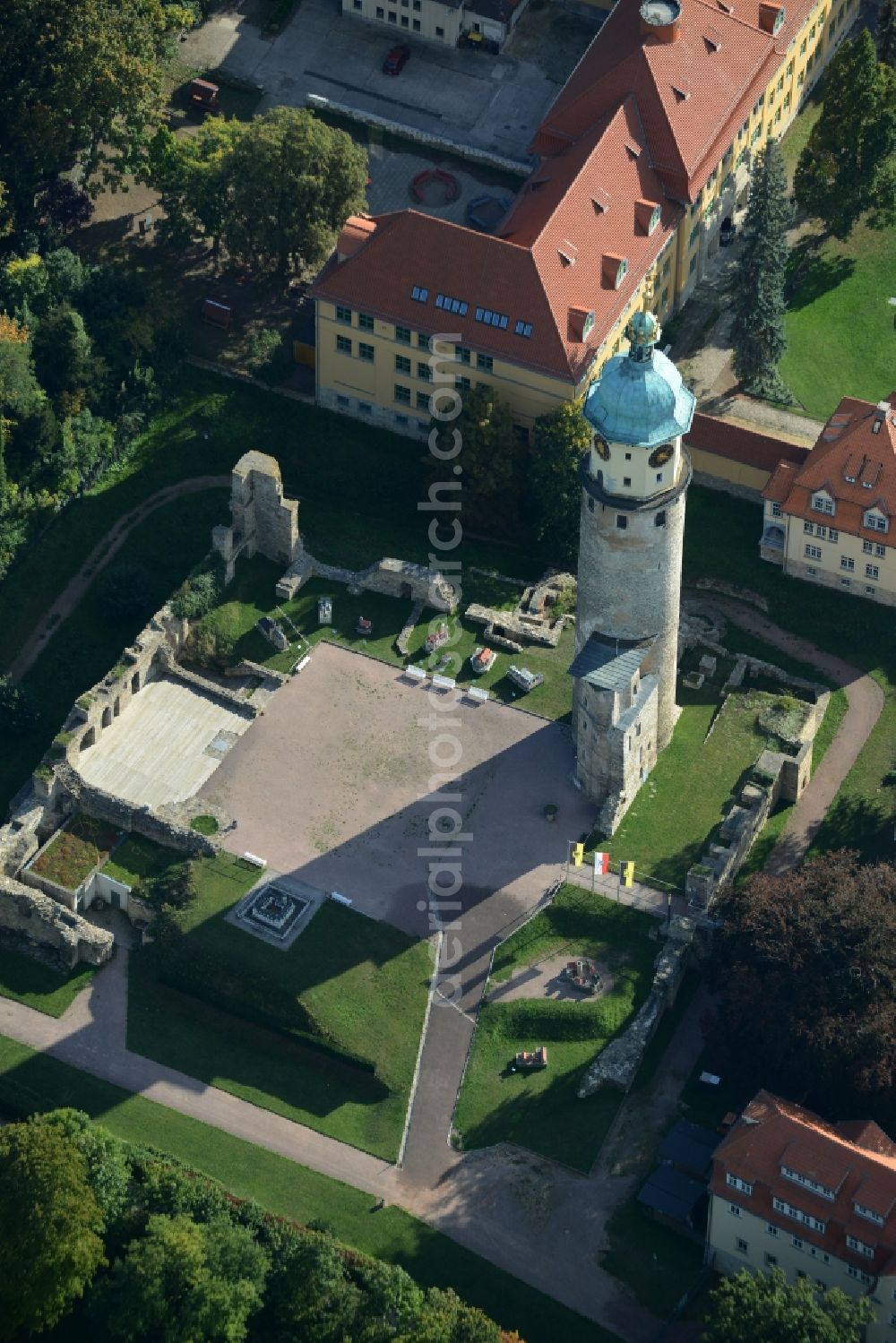 Arnstadt from the bird's eye view: Tower and remains of the ruins of the palace grounds of the former castle Schlossruine Neideck in Arnstadt in the state Thuringia