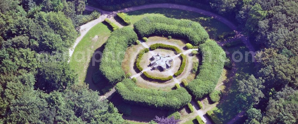 Aerial photograph Hamburg - View of the mountain in the park tooting public park in Hamburg Altona - Bahr field. Today's 205-acre public park in Altona Bahrenfeld is Hamburg's largest public park, the core area since September 2002 is listed