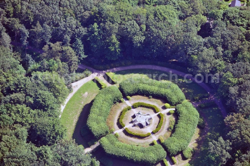 Hamburg from the bird's eye view: View of the mountain in the park tooting public park in Hamburg Altona - Bahr field. Today's 205-acre public park in Altona Bahrenfeld is Hamburg's largest public park, the core area since September 2002 is listed