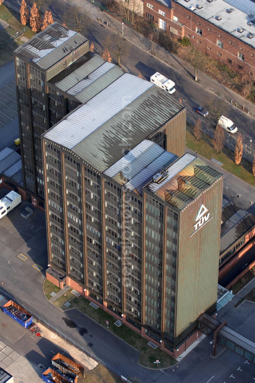 Aerial image Berlin - Blick auf die TÜV Energie und Umwelt GmbH ein Unternehmen der Unternehmensgruppe TÜV Rheinland. Die Dienstleistung beziehen sich auf das Prüfen bzw. Erforschen der Umwelt- und Energietechnik. Kontakt: Magirusstrasse 5, 12103 Berlin, Tel. +49(0)30 68082 0, Fax +49(0)30 68082 100