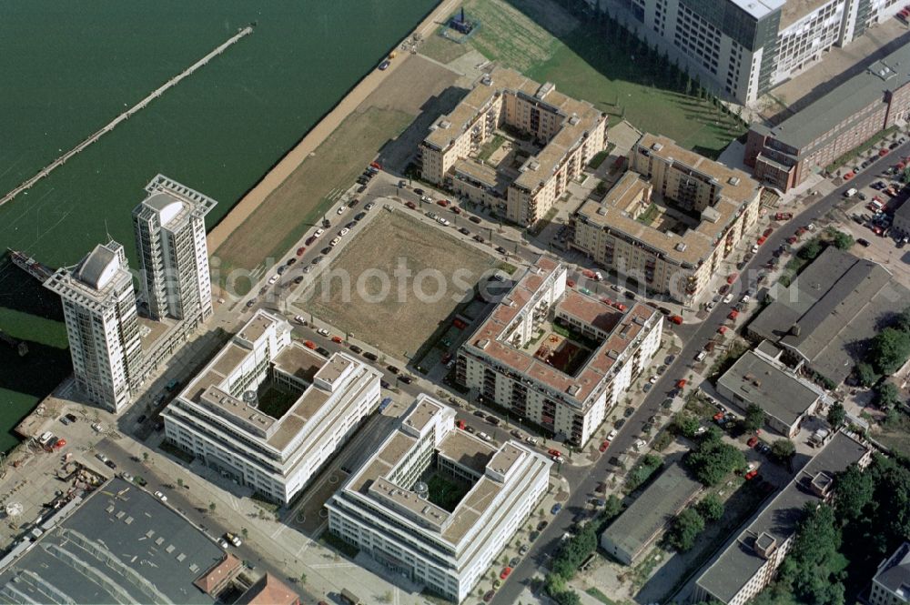 Berlin from the bird's eye view: At the eastern harbor of Berlin, a modern residential and office complex was built on the bank of Berlin-Kreuzberg. Formative are the Twin Towers