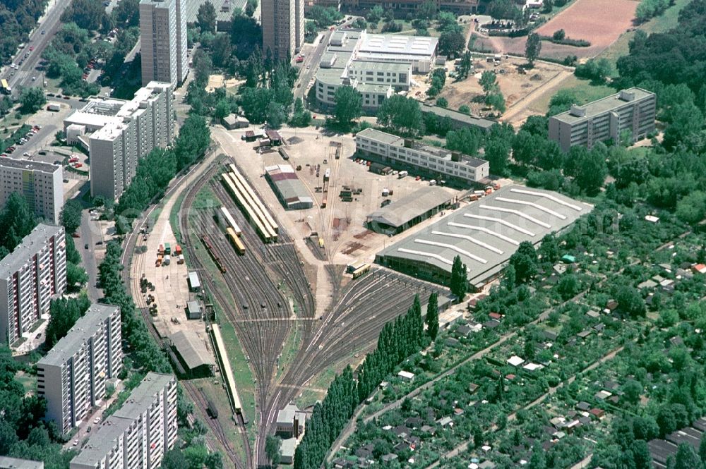 Aerial photograph Berlin - The subway maintenance workshop Friedrichsfelde in Berlin-Lichtenberg had after its completion, the modern subway cars hall. Here especially the trains of the subway Line 5 to be serviced