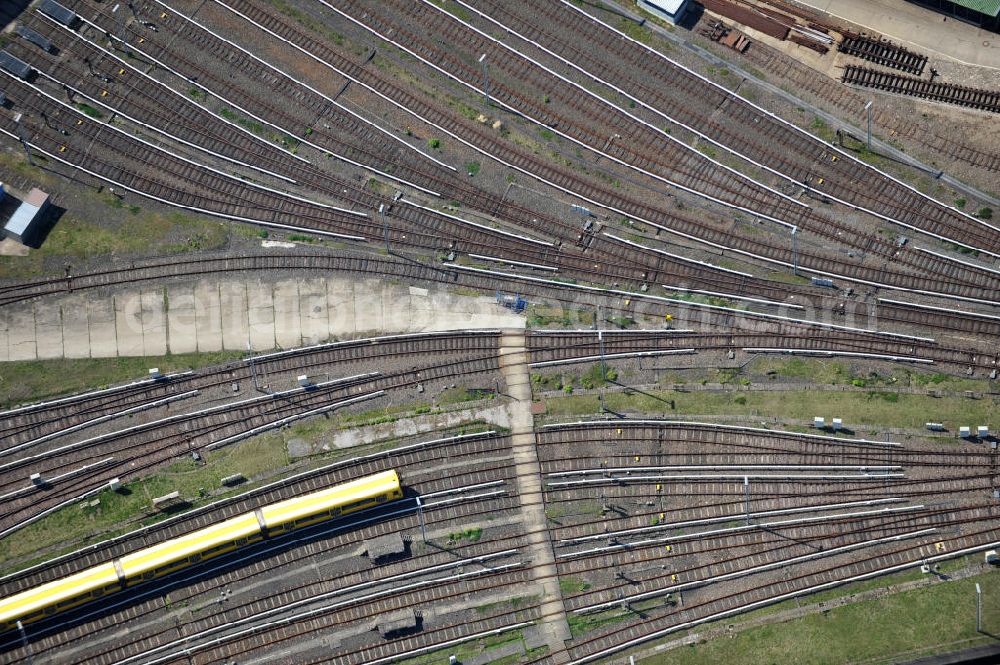 Aerial photograph Berlin-Friedrichsfelde - Gleisanlagen der U-Bahn Betriebswerkstatt Friedrichsfelde in Lichtenberg. Underground rail systems operating workshop Friedrichsfelde in Lichtenberg.