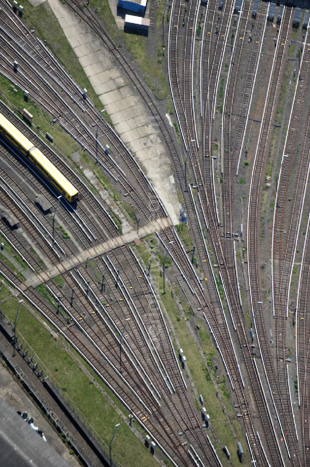 Berlin-Friedrichsfelde from above - Gleisanlagen der U-Bahn Betriebswerkstatt Friedrichsfelde in Lichtenberg. Underground rail systems operating workshop Friedrichsfelde in Lichtenberg.