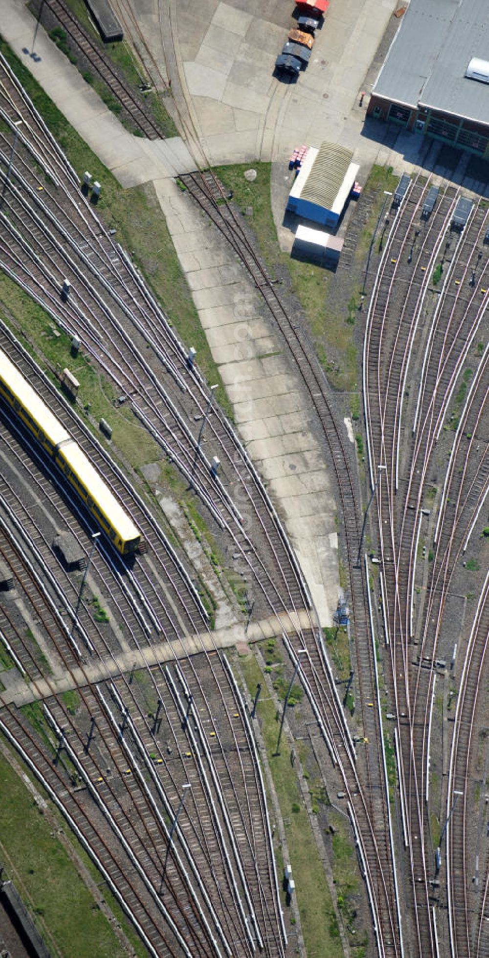 Berlin-Friedrichsfelde from the bird's eye view: Gleisanlagen der U-Bahn Betriebswerkstatt Friedrichsfelde in Lichtenberg. Underground rail systems operating workshop Friedrichsfelde in Lichtenberg.