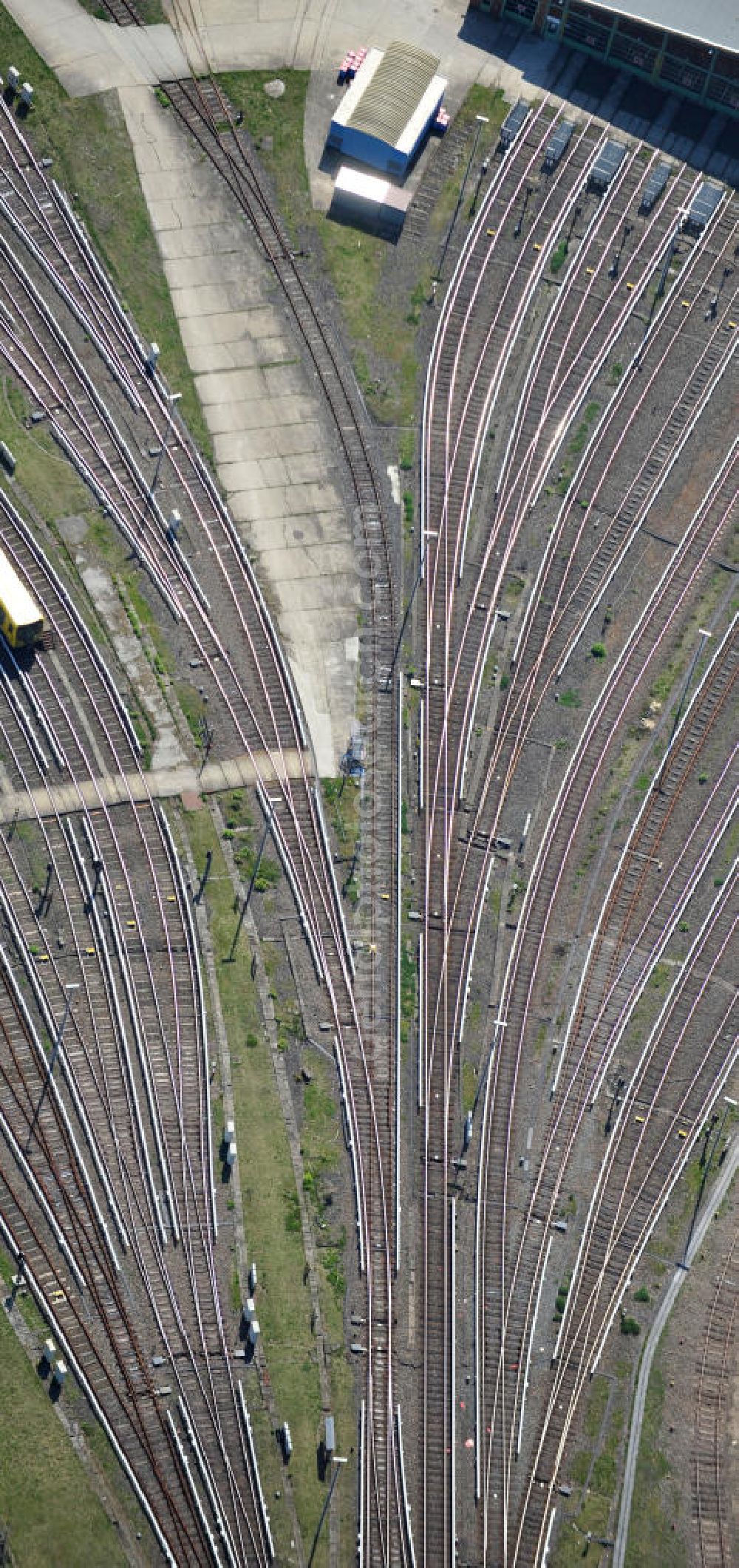 Aerial image Berlin-Friedrichsfelde - Gleisanlagen der U-Bahn Betriebswerkstatt Friedrichsfelde in Lichtenberg. Underground rail systems operating workshop Friedrichsfelde in Lichtenberg.