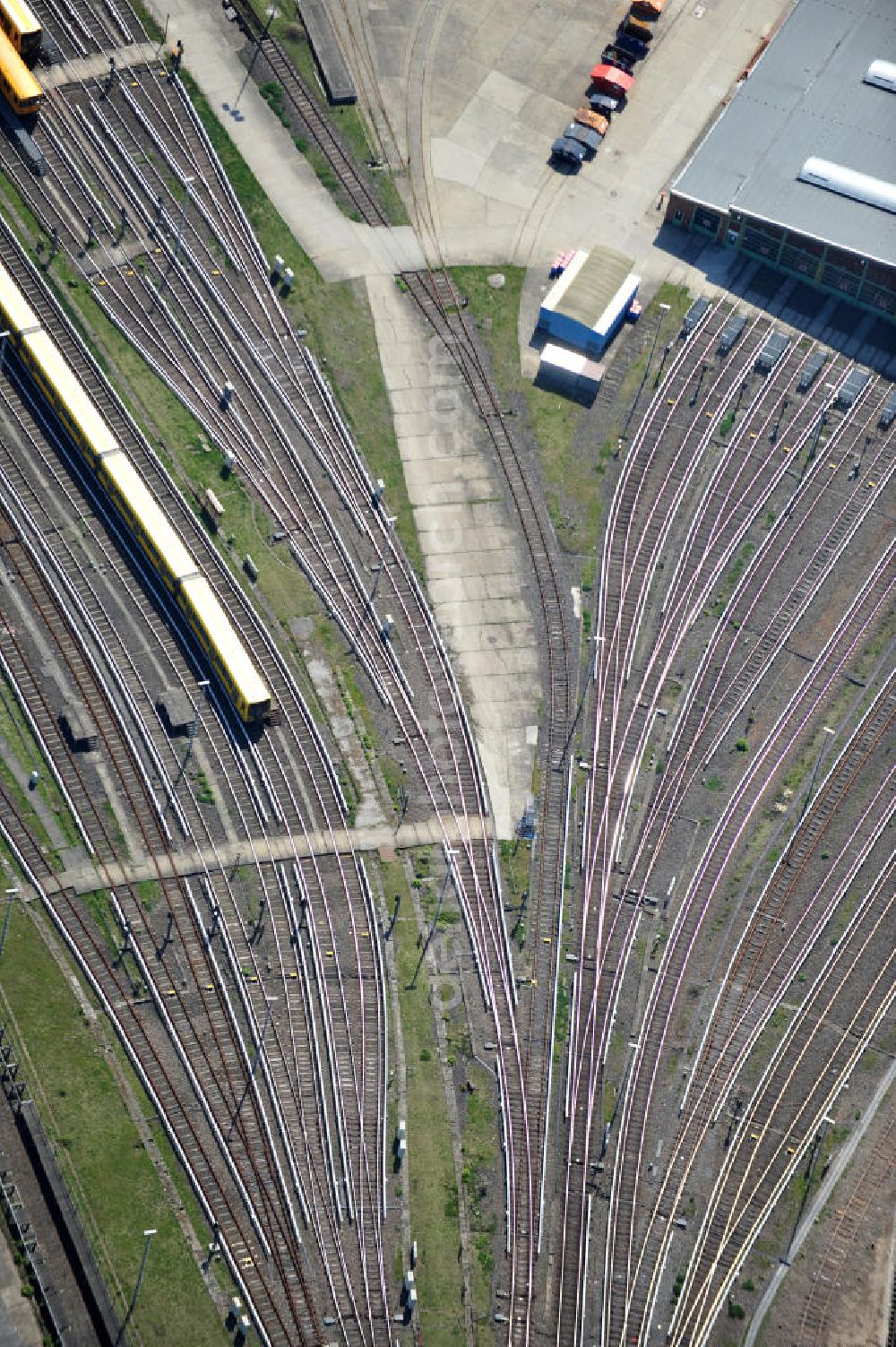 Aerial photograph Berlin-Friedrichsfelde - Gleisanlagen der U-Bahn Betriebswerkstatt Friedrichsfelde in Lichtenberg. Underground rail systems operating workshop Friedrichsfelde in Lichtenberg.