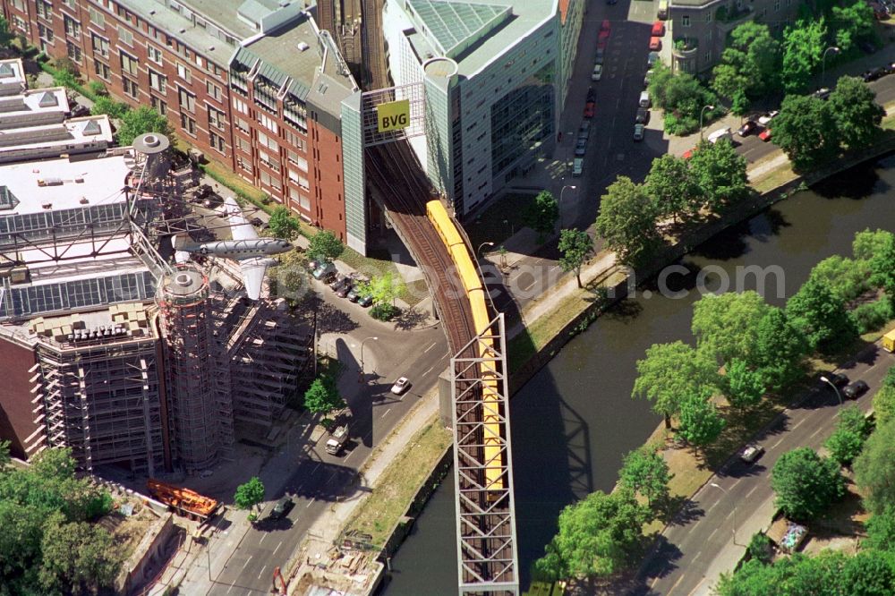 Aerial image Berlin - Look at the metro bridge over the Landwehrkanal Bridge at the German Technical Museum in Berlin - Kreuzberg. Good to see the Rosinenbomber over the entrance of the museum