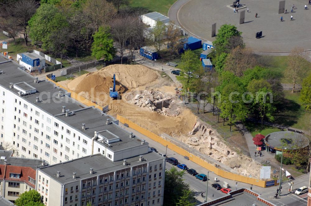 Aerial photograph Berlin - Blick auf alte Fundamente auf dem Marx-Engels-Forum in der Rathausstraße in Berlin-Mitte. NAch Abschluss der archäologischen Rettungsgrabungen entsteht hier die Erweiterung des U-Bahn-Tunnels der Linie U5 vom Alexanderplatz bis zum Brandenburger Tor. Der Bauherr ist die BVG. Die Erdarbeiten führt die Tischer Ingenieurrückbau GmbH durch. View to old foundations at the Marx-Engels-Forum in the Rathausstraße in Berlin-Mitte. The extension of the underground train line 5 from the Alexanderplatz to the Brandenburger Tor, will be built here. Building contractor is the BVG. The earth moving is is operated by Tischer Ingenieurrückbau GmbH.