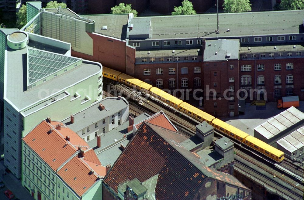 Aerial photograph Berlin - View of the subway line 2 between Landwehrkanal Bridge and Gleisdreieck - station in Berlin - Kreuzberg