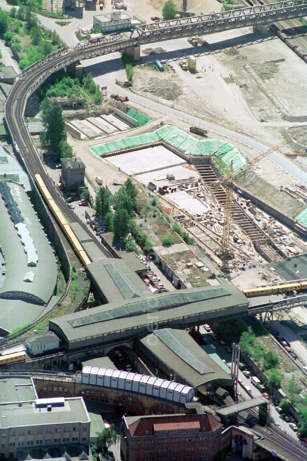 Aerial photograph Berlin - View of aboveground metro station Gleisdreieck in Berlin - Kreuzberg. The area surrounding the railway station was developed into a city park