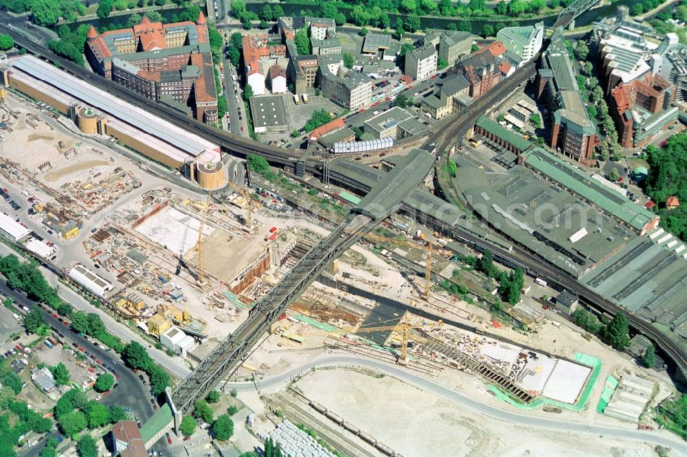 Aerial photograph Berlin - View of aboveground metro station Gleisdreieck in Berlin - Kreuzberg. The area surrounding the railway station was developed into a city park