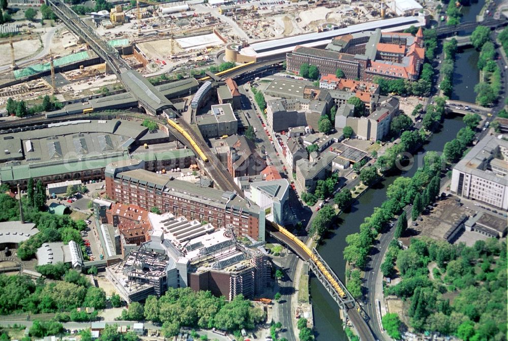 Aerial photograph Berlin - View of aboveground metro station Gleisdreieck in Berlin - Kreuzberg. The area surrounding the railway station was developed into a city park