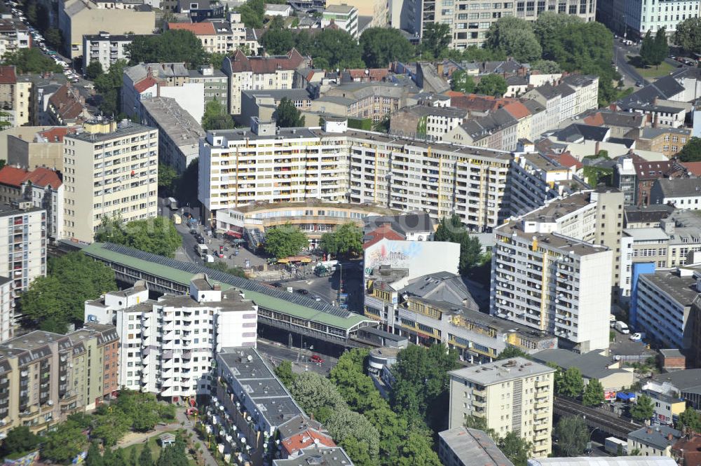 Berlin from the bird's eye view: The Underground train station Kottnusser Tor is surrounded by the library Adalbertstreet and the Kreuzberg Merkezi, the centre of the district