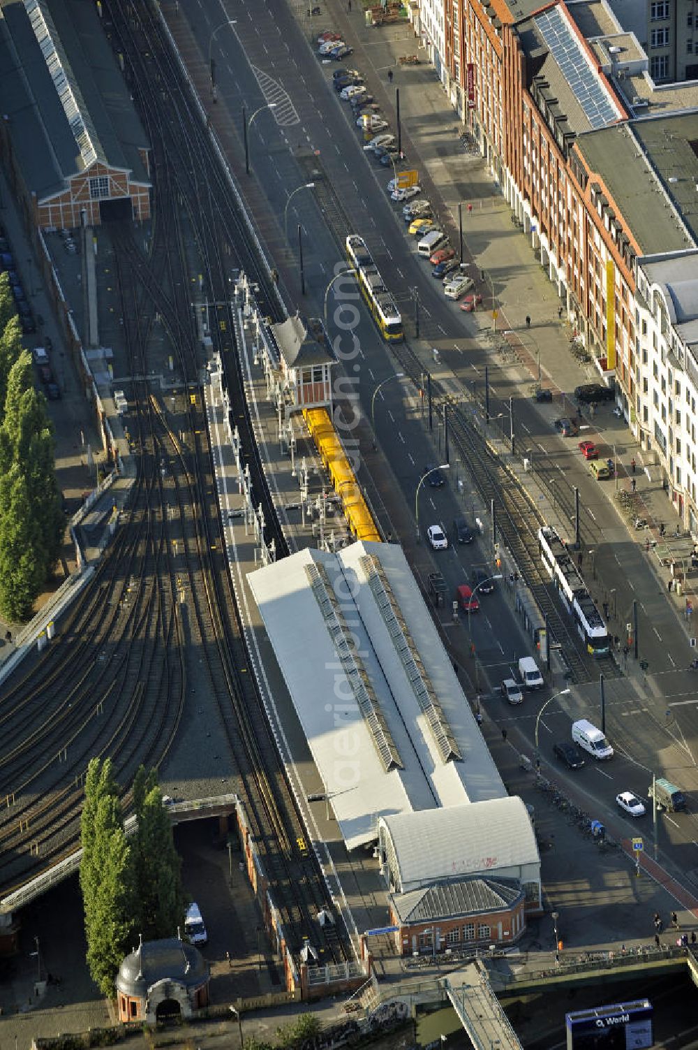 Aerial image Berlin - Der Bahnhof ist die Endstation der ersten Berliner Untergrund- und Hochbahnlinie (heutige U1). Der im Jahr 1902 in betriebgenommene Bahnhof liegt im Ortsteil Friedrichshain im Stadtbezirk Friedrichshain- Kreuzberg.The station is the terminus of the first Berlin underground and elevated train line (today's U1). In 1902 the station is placed in service in the district of Friedrichshain in the district Friedrichshain-Kreuzberg.