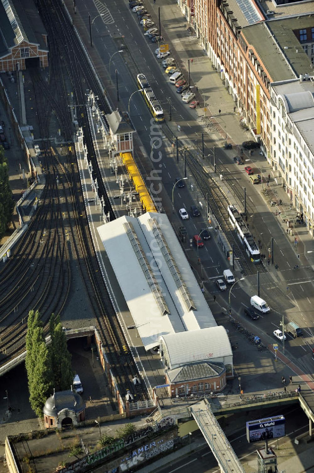 Aerial photograph Berlin - Der Bahnhof ist die Endstation der ersten Berliner Untergrund- und Hochbahnlinie (heutige U1). Der im Jahr 1902 in betriebgenommene Bahnhof liegt im Ortsteil Friedrichshain im Stadtbezirk Friedrichshain- Kreuzberg.The station is the terminus of the first Berlin underground and elevated train line (today's U1). In 1902 the station is placed in service in the district of Friedrichshain in the district Friedrichshain-Kreuzberg.