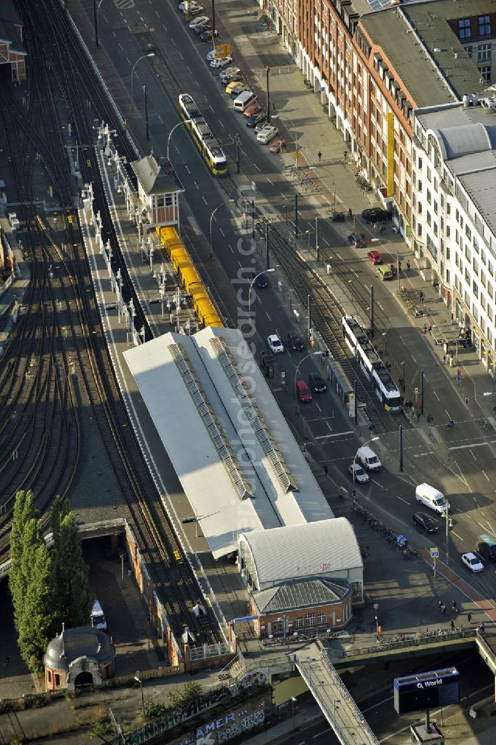 Berlin from above - Der Bahnhof ist die Endstation der ersten Berliner Untergrund- und Hochbahnlinie (heutige U1). Der im Jahr 1902 in betriebgenommene Bahnhof liegt im Ortsteil Friedrichshain im Stadtbezirk Friedrichshain- Kreuzberg.The station is the terminus of the first Berlin underground and elevated train line (today's U1). In 1902 the station is placed in service in the district of Friedrichshain in the district Friedrichshain-Kreuzberg.