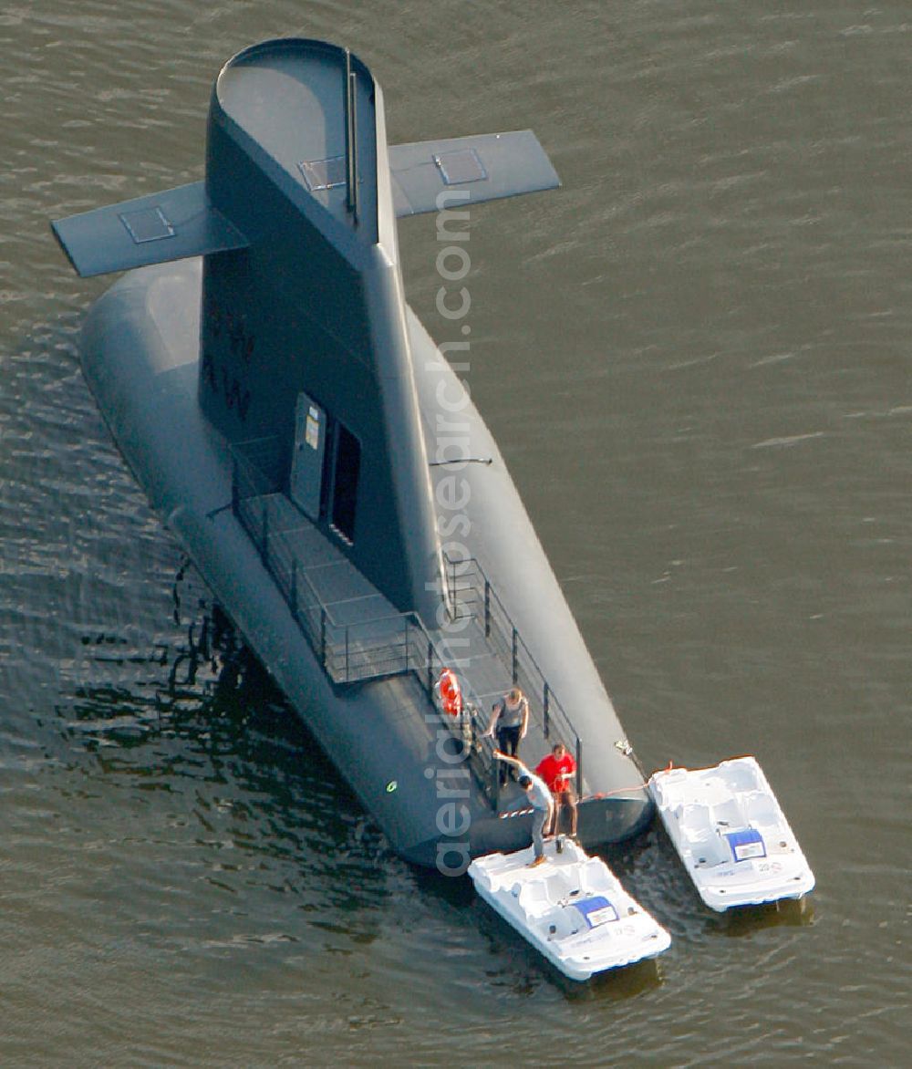 Aerial image Essen - Ein U-Boot als Insel auf dem Baldeneysee in Essen in Nordrhein-Westfalen. Der Schriftzug Ich kann weil ich will was ich muss dient als Fenster. Ein Projekt für das Ruhr-Atoll. A submarine as an island on the Baldeneysee in Essen in North Rhine-Westphalia. The lettering Ich kann weil ich will was ich muss is a window. A project for the Ruhr-Atoll.