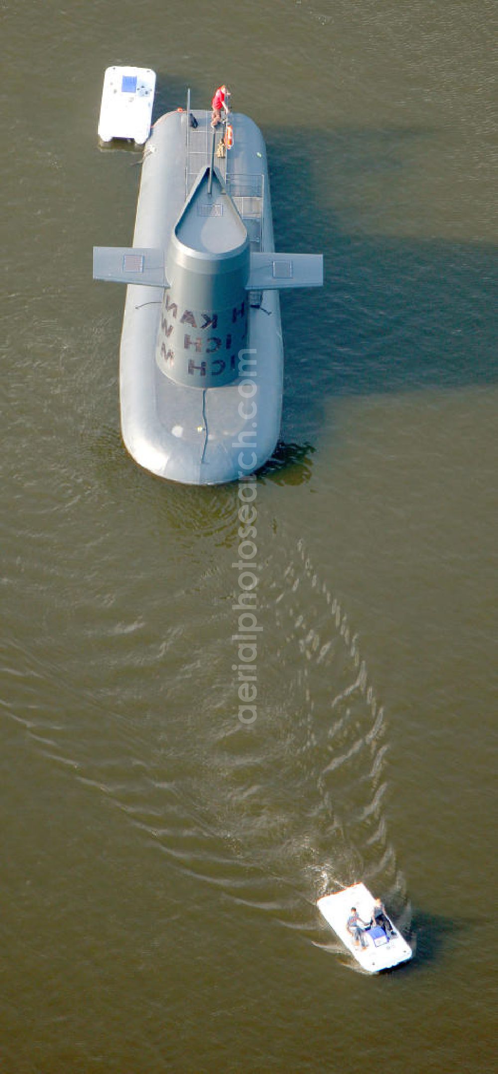 Aerial photograph Essen - Ein U-Boot als Insel auf dem Baldeneysee in Essen in Nordrhein-Westfalen. Der Schriftzug Ich kann weil ich will was ich muss dient als Fenster. Ein Projekt für das Ruhr-Atoll. A submarine as an island on the Baldeneysee in Essen in North Rhine-Westphalia. The lettering Ich kann weil ich will was ich muss is a window. A project for the Ruhr-Atoll.