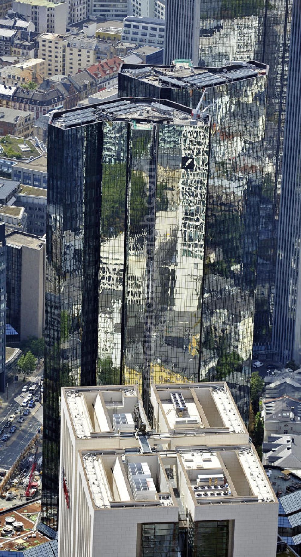 Aerial image Frankfurt am Main - Blick auf den UBS-Tower und die Deutsche Bank Tower im Hintergrund. View of the UBS Tower and the Deutsche Bank Towers in the background.