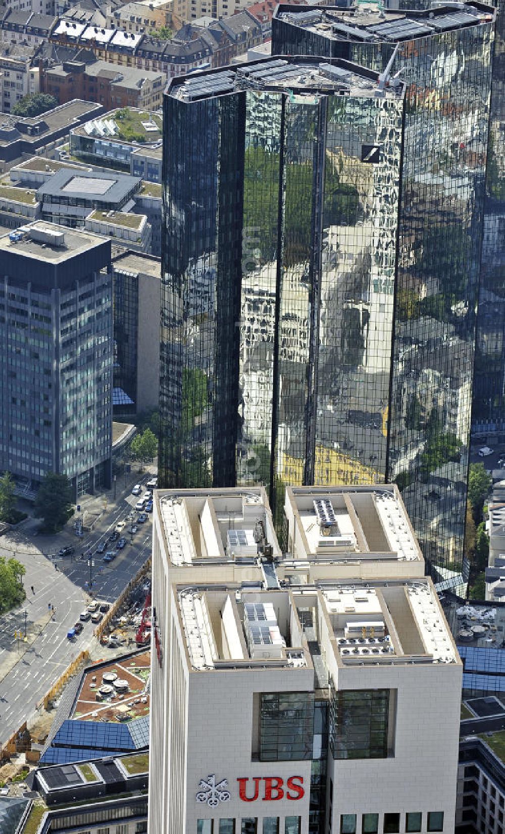 Aerial photograph Frankfurt am Main - Blick auf den UBS-Tower und die Deutsche Bank Tower im Hintergrund. View of the UBS Tower and the Deutsche Bank Towers in the background.