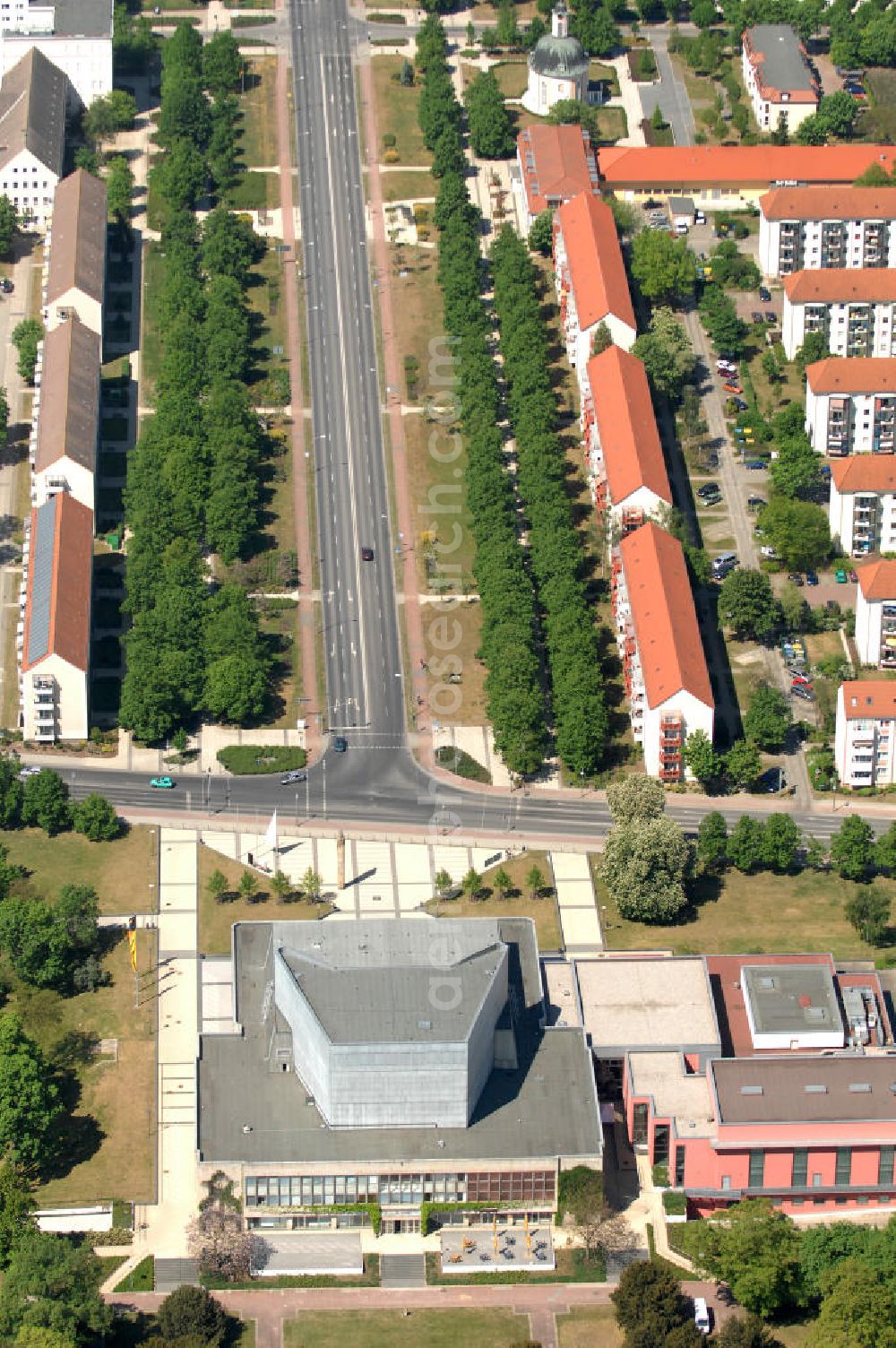 Schwedt from above - Blick auf die Uckermärkischen Bühnen Schwedt an der Lindenallee in Schwedt an der Oder. Schwedt liegt im Landkreis Uckermark in Brandenburg an der Grenze zu Polen. Das Kulturhaus Schwedt entstand 1978 und fusionierte 1990 mit dem Intimen Theater zu den Uckermärkischen Bühnen Schwedt. Kontakt: Uckermärkische Bühnen Schwedt, Tel. +49 (0) 33 32 53 80,