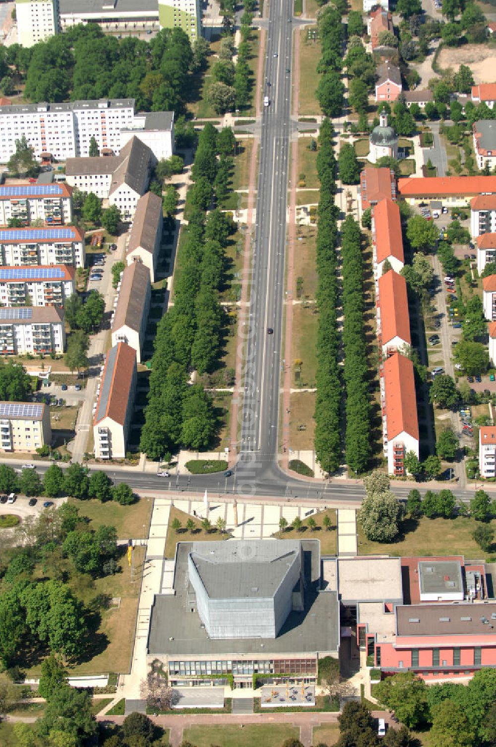 Aerial image Schwedt - Blick auf die Uckermärkischen Bühnen Schwedt an der Lindenallee in Schwedt an der Oder. Schwedt liegt im Landkreis Uckermark in Brandenburg an der Grenze zu Polen. Das Kulturhaus Schwedt entstand 1978 und fusionierte 1990 mit dem Intimen Theater zu den Uckermärkischen Bühnen Schwedt. Kontakt: Uckermärkische Bühnen Schwedt, Tel. +49 (0) 33 32 53 80,