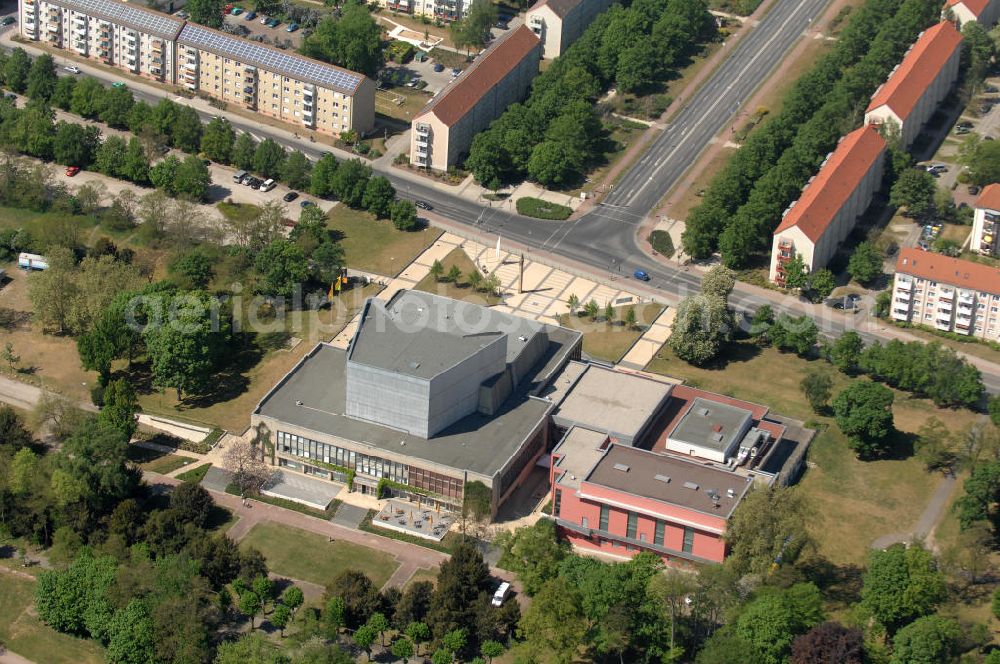 Aerial photograph Schwedt - Blick auf die Uckermärkischen Bühnen Schwedt an der Lindenallee in Schwedt an der Oder. Schwedt liegt im Landkreis Uckermark in Brandenburg an der Grenze zu Polen. Das Kulturhaus Schwedt entstand 1978 und fusionierte 1990 mit dem Intimen Theater zu den Uckermärkischen Bühnen Schwedt. Kontakt: Uckermärkische Bühnen Schwedt, Tel. +49 (0) 33 32 53 80,