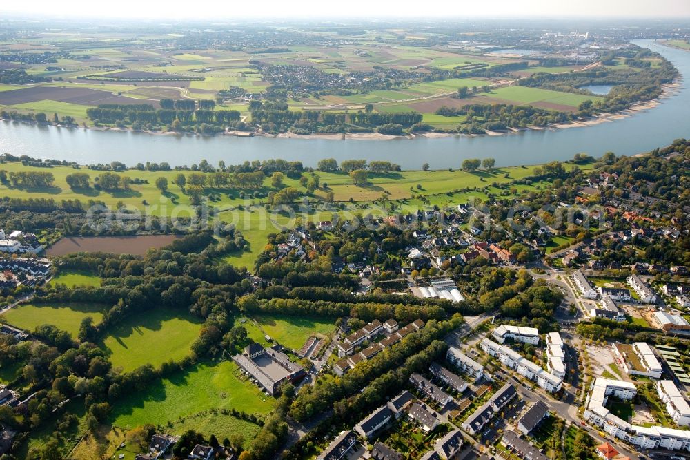 Düsseldorf from the bird's eye view: View of the shore of the river Rhine in Duesseldorf in the state North Rhine-Westphalia