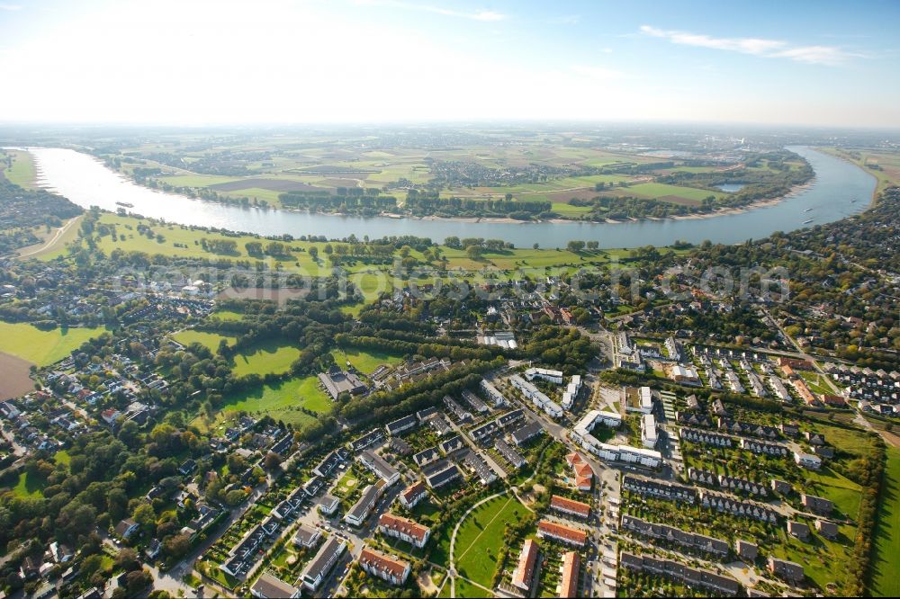 Aerial image Düsseldorf - View of the shore of the river Rhine in Duesseldorf in the state North Rhine-Westphalia