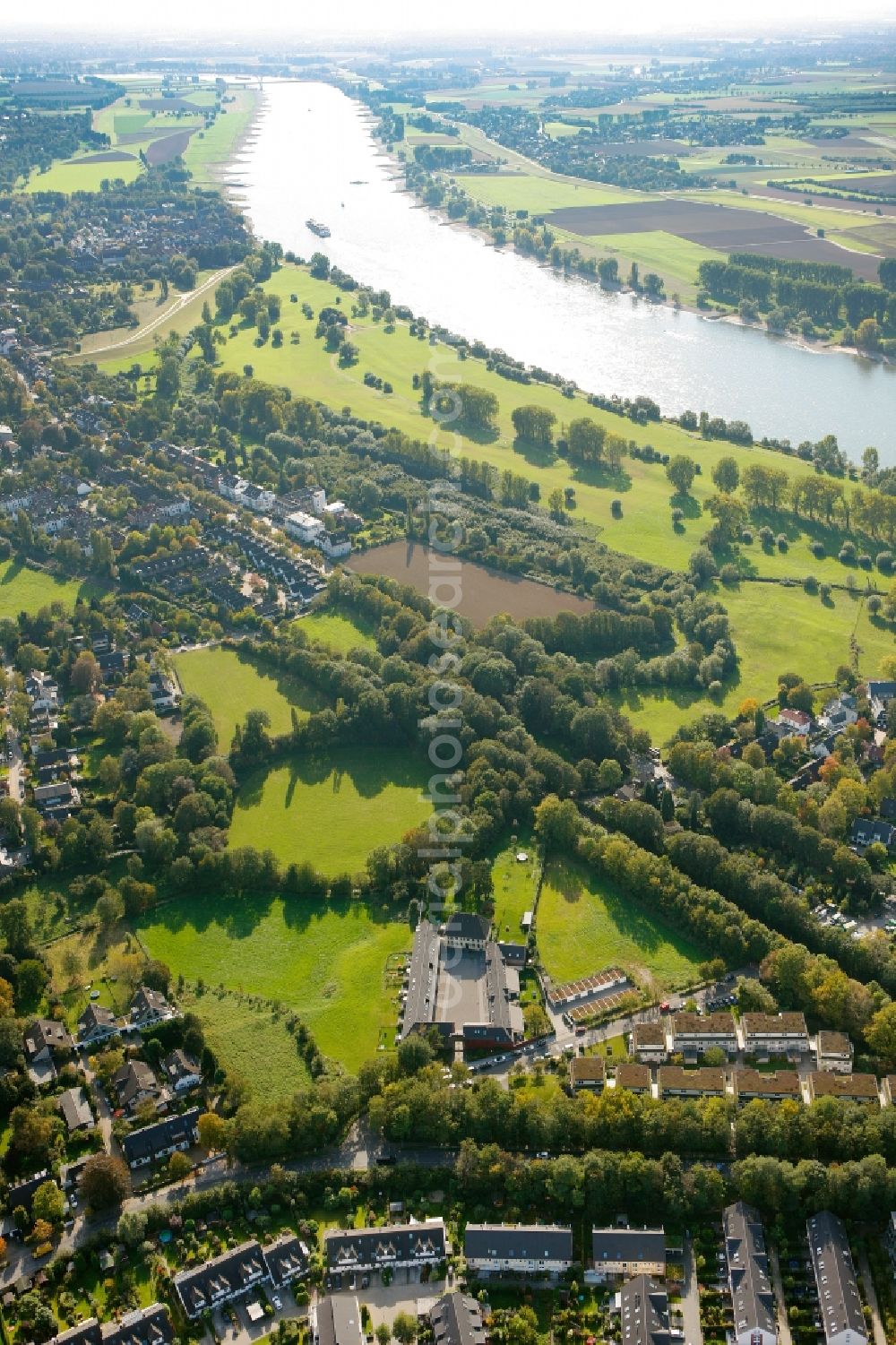 Aerial photograph Düsseldorf - View of the shore of the river Rhine in Duesseldorf in the state North Rhine-Westphalia