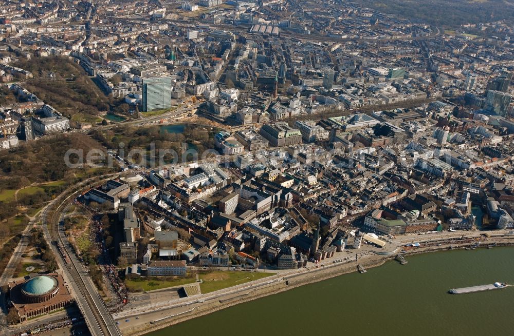 Düsseldorf from the bird's eye view: View of the shore of the river Rhine in Duesseldorf in the state North Rhine-Westphalia