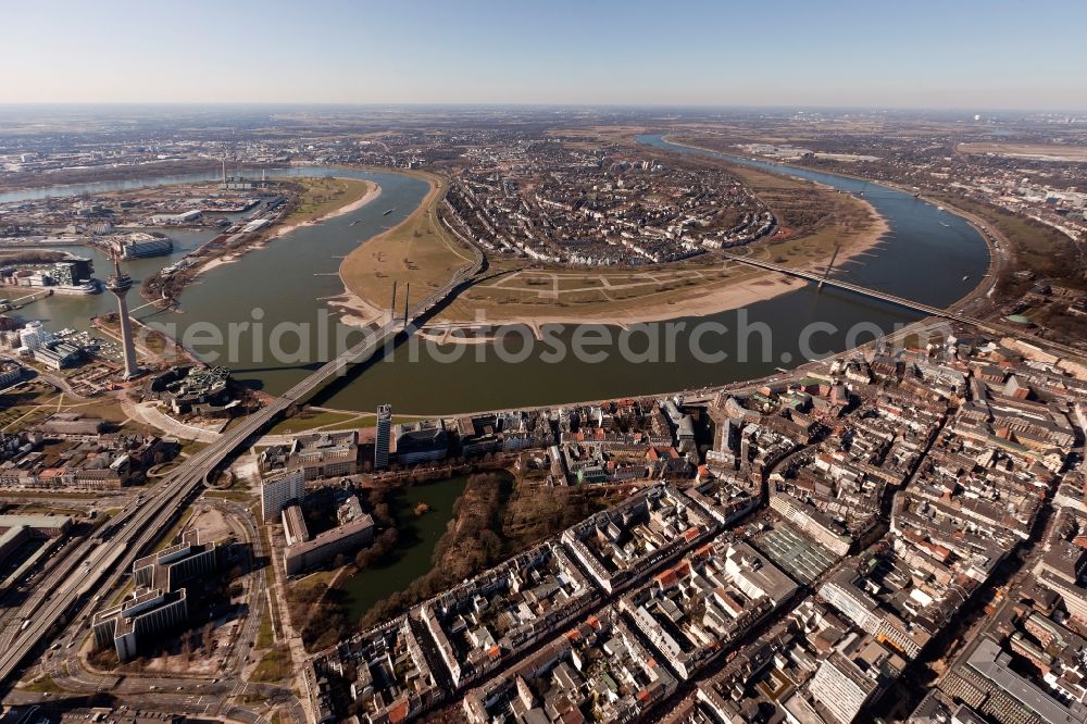 Düsseldorf from the bird's eye view: View of the shore of the river Rhine in Duesseldorf in the state North Rhine-Westphalia