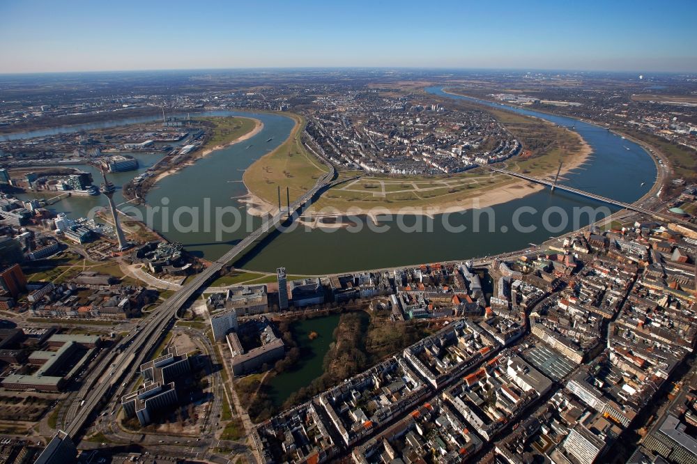 Aerial image Düsseldorf - View of the shore of the river Rhine in Duesseldorf in the state North Rhine-Westphalia