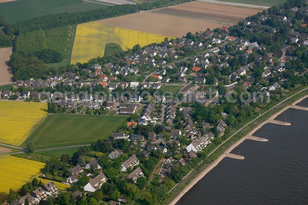 Aerial photograph Düsseldorf - View of the shore of the river Rhine in Duesseldorf in the state North Rhine-Westphalia