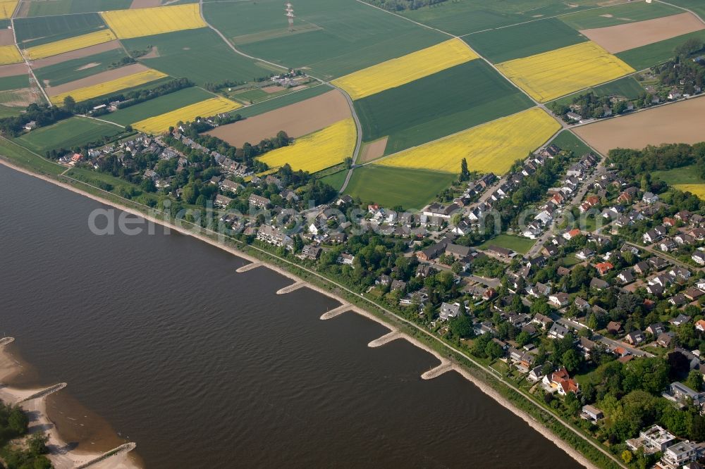 Aerial photograph Düsseldorf - View of the shore of the river Rhine in Duesseldorf in the state North Rhine-Westphalia