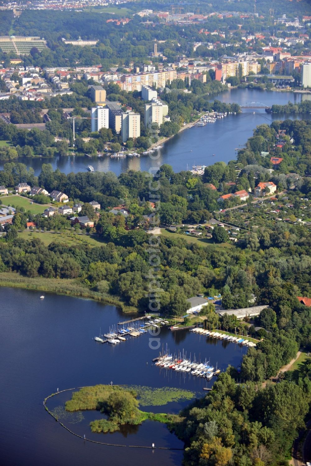 Aerial photograph Potsdam - View of shore of the peninsula Hermannswerder in Potsdam in Brandenburg