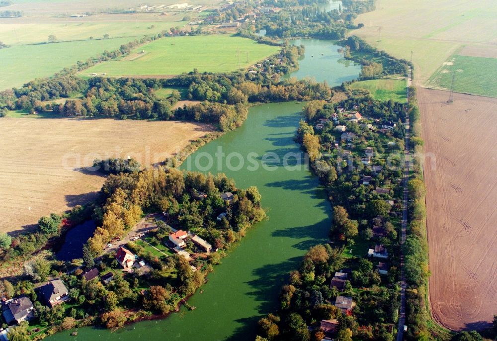 Aerial image Hoppegarten Hönow - Shores of the lake Haussee in the district of Hoenow Hoppegarten in Brandenburg